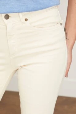 Flare Cropped 5-Pocket Jean In Natural Stretch Denim 11 Flare Cropped 5-Pocket Jean In Natural Stretch Denim -ULLA JOHNSON Shop annmashburn FlareCropped5 PocketJeaninNaturalStretchDenim 4