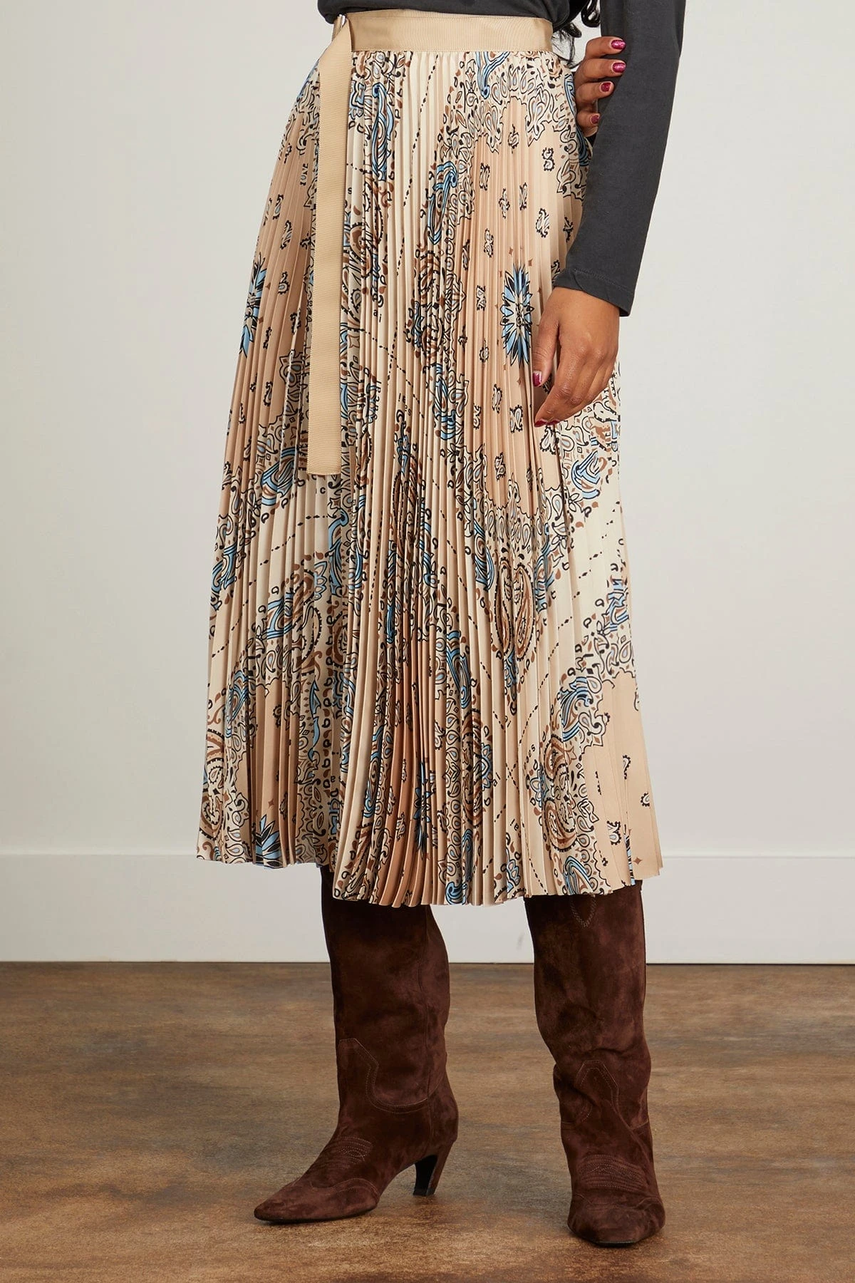 Sacai Bandana Print Skirt In Beige 5 Sacai Bandana Print Skirt In Beige - Image 3
