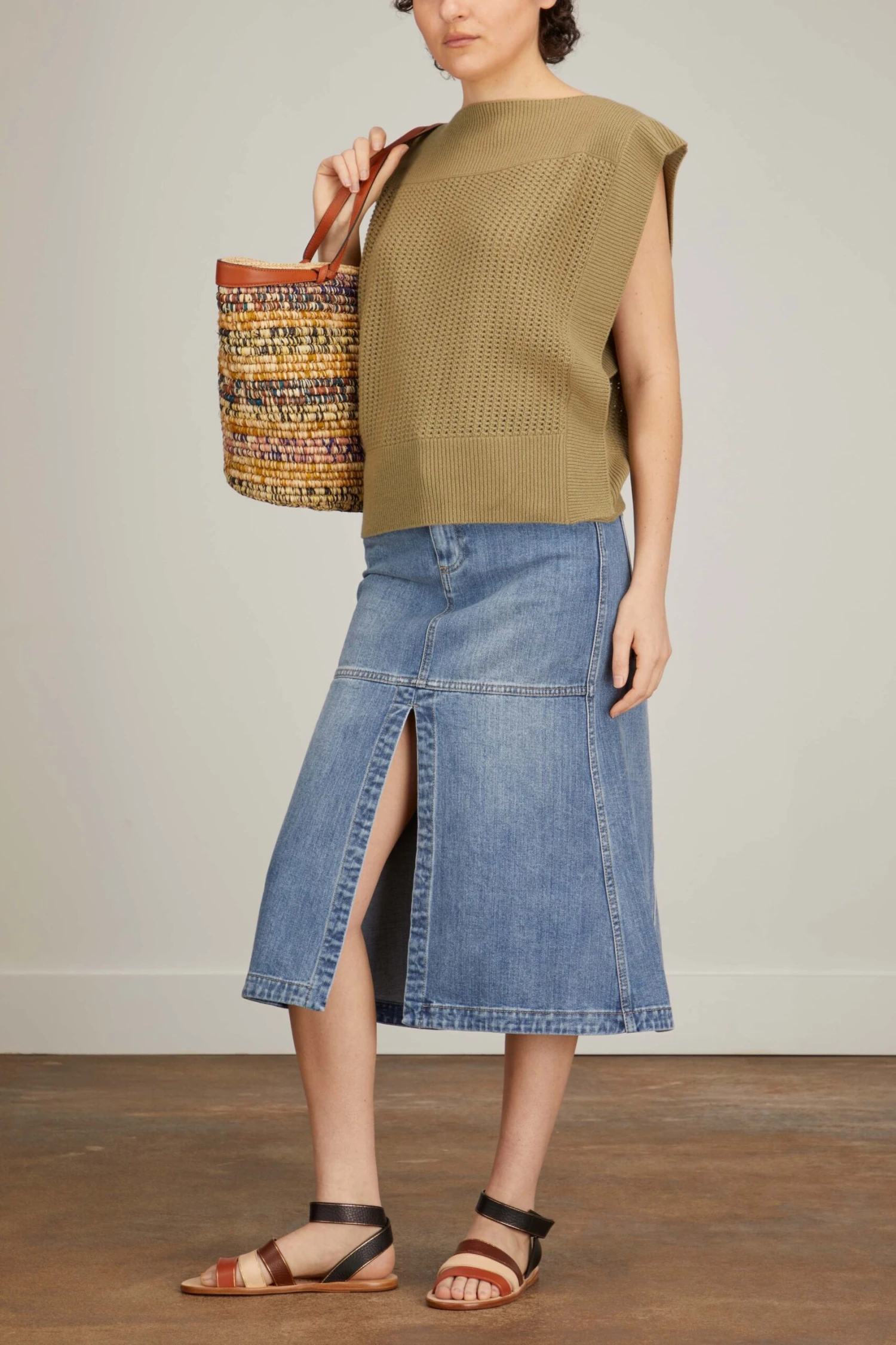 Top Sleeveless Round Neck Knit Sweater In Oliva 4 Top Sleeveless Round Neck Knit Sweater In Oliva - Image 2