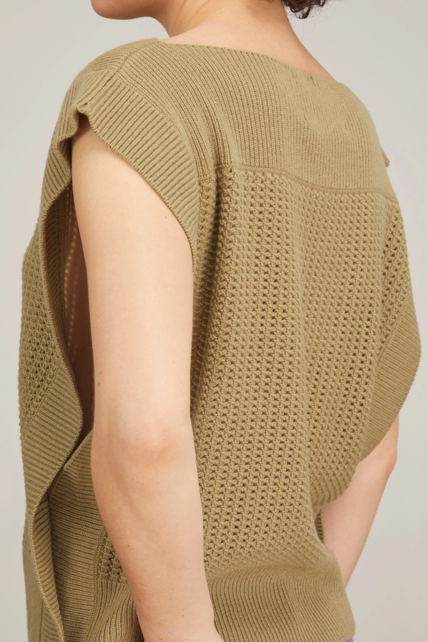 Top Sleeveless Round Neck Knit Sweater In Oliva 7 Top Sleeveless Round Neck Knit Sweater In Oliva - Image 5