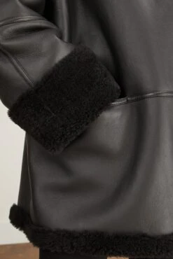 Toteme Signature Shearling Jacket In Black 11 Toteme Signature Shearling Jacket In Black -ULLA JOHNSON Shop toteme signature shearling jacket in black 4